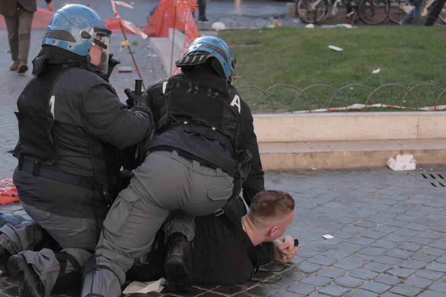Un agente di polizia blocca un ultrà del Feyenoord. Omniroma